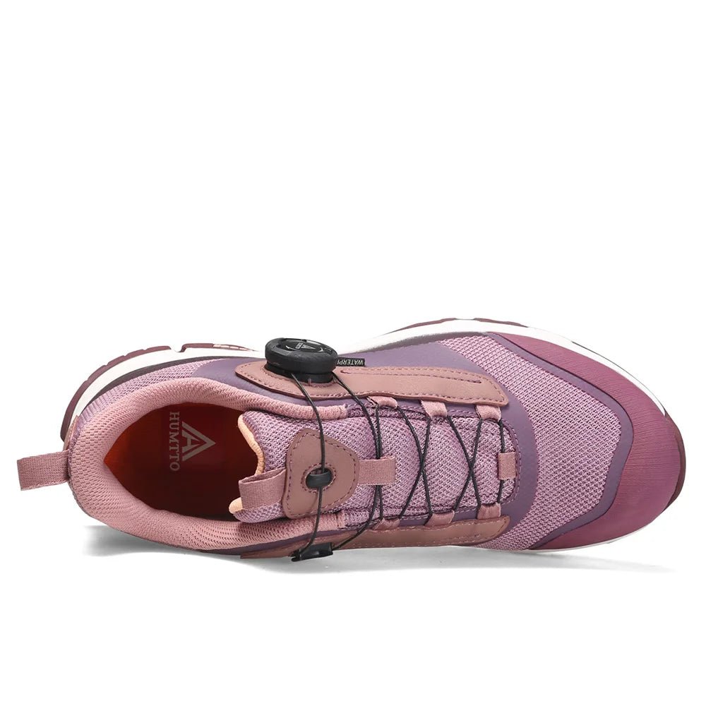 La chaussure de trail/course Humtto "HT-120045B" pour femmes présente une tige en maille rose et violette, une semelle épaisse, une protection contre les éclaboussures et un système de laçage twist-lock, alliant confort élégant et fonctionnalité.