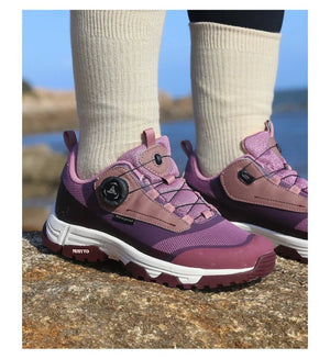 La chaussure de trail/course Humtto "HT-120045B" pour femmes présente une tige en maille rose et violette, une semelle épaisse, une protection contre les éclaboussures et un système de laçage twist-lock, alliant confort élégant et fonctionnalité.