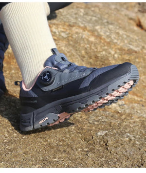 La chaussure de trail/course Humtto "HT-120045B" pour femmes présente une tige en maille rose et violette, une semelle épaisse, une protection contre les éclaboussures et un système de laçage twist-lock, alliant confort élégant et fonctionnalité.