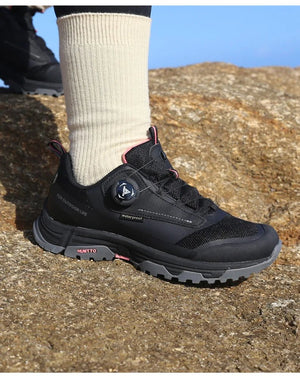 La chaussure de trail/course Humtto "HT-120045B" pour femmes présente une tige en maille rose et violette, une semelle épaisse, une protection contre les éclaboussures et un système de laçage twist-lock, alliant confort élégant et fonctionnalité.