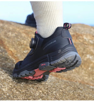 La chaussure de trail/course Humtto "HT-120045B" pour femmes présente une tige en maille rose et violette, une semelle épaisse, une protection contre les éclaboussures et un système de laçage twist-lock, alliant confort élégant et fonctionnalité.