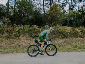 Le maillot de cyclisme unisexe à manches longues blanc DAREVIE "DVJ187" est doté d'une protection UV-SPF30+/SPF50+, d'une fermeture éclair sur le devant, de logos discrets, d'un tissu respirant et de manches en maille 3D pour plus de confort. Montré sur un fond uni.