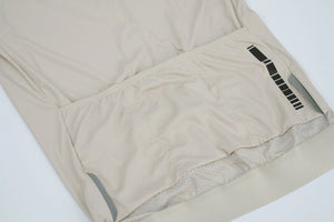 Le maillot de cyclisme unisexe à manches longues blanc DAREVIE "DVJ187" est doté d'une protection UV-SPF30+/SPF50+, d'une fermeture éclair sur le devant, de logos discrets, d'un tissu respirant et de manches en maille 3D pour plus de confort. Montré sur un fond uni.