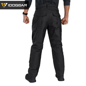 Le pantalon "IDOGEAR - IGPA3213" tactique flexible avec coupe 3D est présenté debout sur fond blanc, avec le logo IDOGEAR en haut à gauche.