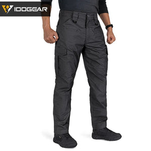 Le pantalon "IDOGEAR - IGPA3213" tactique flexible avec coupe 3D est présenté debout sur fond blanc, avec le logo IDOGEAR en haut à gauche.