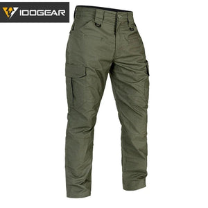 Le pantalon "IDOGEAR - IGPA3213" tactique flexible avec coupe 3D est présenté debout sur fond blanc, avec le logo IDOGEAR en haut à gauche.