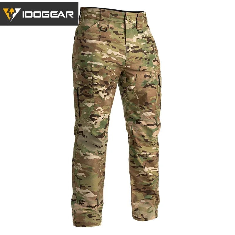 Le pantalon "IDOGEAR - IGPA3213" tactique flexible avec coupe 3D est présenté debout sur fond blanc, avec le logo IDOGEAR en haut à gauche.
