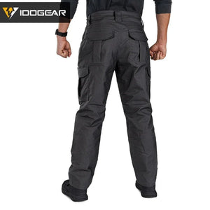 Le pantalon "IDOGEAR - IGPA3213" tactique flexible avec coupe 3D est présenté debout sur fond blanc, avec le logo IDOGEAR en haut à gauche.