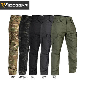 Le pantalon "IDOGEAR - IGPA3213" tactique flexible avec coupe 3D est présenté debout sur fond blanc, avec le logo IDOGEAR en haut à gauche.