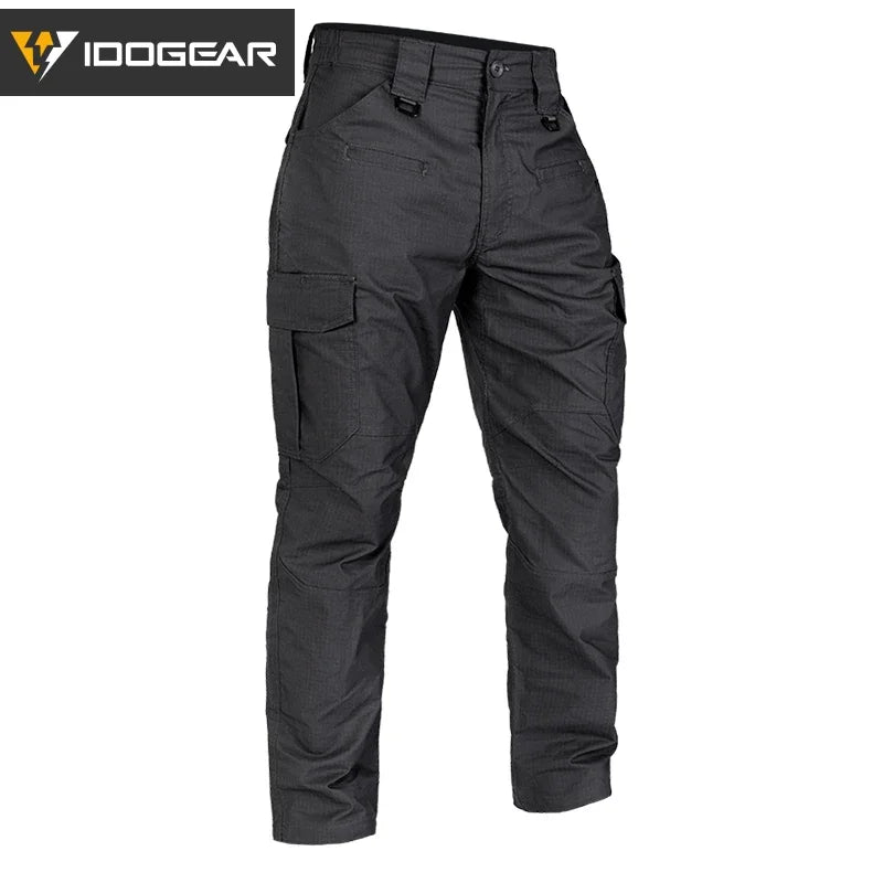 Le pantalon "IDOGEAR - IGPA3213" tactique flexible avec coupe 3D est présenté debout sur fond blanc, avec le logo IDOGEAR en haut à gauche.