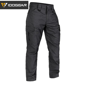 Le pantalon "IDOGEAR - IGPA3213" tactique flexible avec coupe 3D est présenté debout sur fond blanc, avec le logo IDOGEAR en haut à gauche.