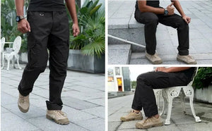 Le pantalon "IDOGEAR - IGPA3213" tactique flexible avec coupe 3D est présenté debout sur fond blanc, avec le logo IDOGEAR en haut à gauche.