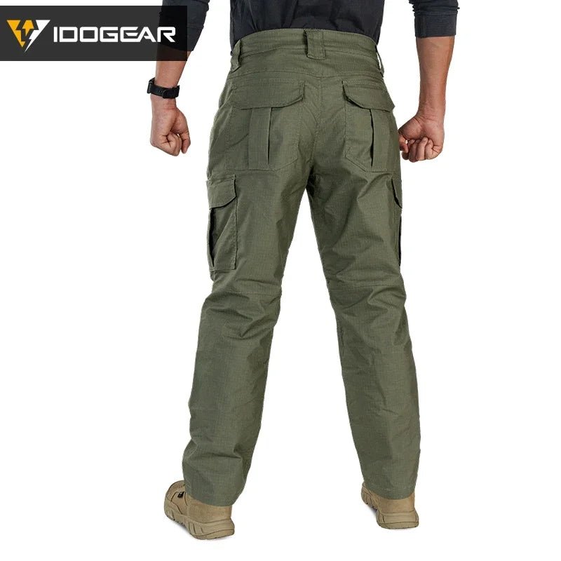 Le pantalon "IDOGEAR - IGPA3213" tactique flexible avec coupe 3D est présenté debout sur fond blanc, avec le logo IDOGEAR en haut à gauche.