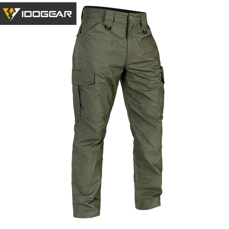 Le pantalon "IDOGEAR - IGPA3213" tactique flexible avec coupe 3D est présenté debout sur fond blanc, avec le logo IDOGEAR en haut à gauche.