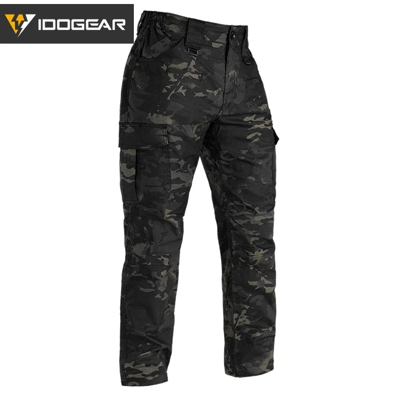 Le pantalon "IDOGEAR - IGPA3213" tactique flexible avec coupe 3D est présenté debout sur fond blanc, avec le logo IDOGEAR en haut à gauche.