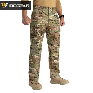 Le pantalon "IDOGEAR - IGPA3213" tactique flexible avec coupe 3D est présenté debout sur fond blanc, avec le logo IDOGEAR en haut à gauche.