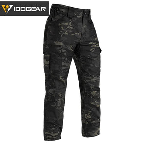 Le pantalon "IDOGEAR - IGPA3213" tactique flexible avec coupe 3D est présenté debout sur fond blanc, avec le logo IDOGEAR en haut à gauche.