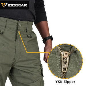 Le pantalon "IDOGEAR - IGPA3213" tactique flexible avec coupe 3D est présenté debout sur fond blanc, avec le logo IDOGEAR en haut à gauche.