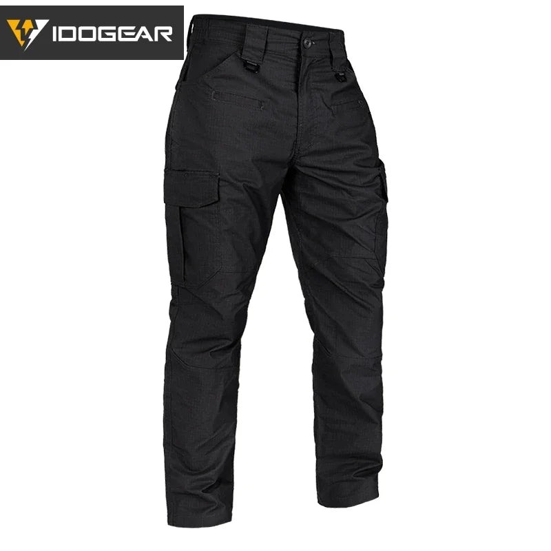 Le pantalon "IDOGEAR - IGPA3213" tactique flexible avec coupe 3D est présenté debout sur fond blanc, avec le logo IDOGEAR en haut à gauche.