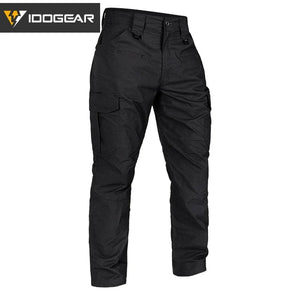 Le pantalon "IDOGEAR - IGPA3213" tactique flexible avec coupe 3D est présenté debout sur fond blanc, avec le logo IDOGEAR en haut à gauche.