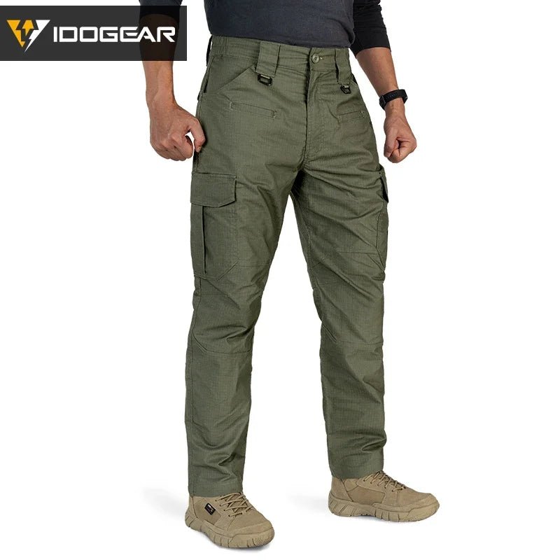 Le pantalon "IDOGEAR - IGPA3213" tactique flexible avec coupe 3D est présenté debout sur fond blanc, avec le logo IDOGEAR en haut à gauche.