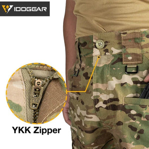 Le pantalon "IDOGEAR - IGPA3213" tactique flexible avec coupe 3D est présenté debout sur fond blanc, avec le logo IDOGEAR en haut à gauche.