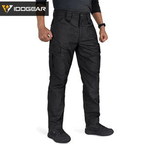 Le pantalon "IDOGEAR - IGPA3213" tactique flexible avec coupe 3D est présenté debout sur fond blanc, avec le logo IDOGEAR en haut à gauche.