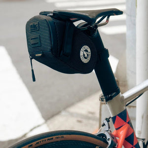 Pochette de selle / sacoche de selle étanche pour vélo, gravel, VTT 600ml à 1,3L "ULAC - PB6" - Planète Rando