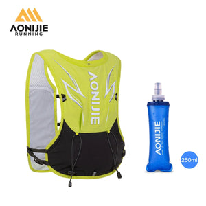 Le sac à dos d'hydratation pour enfants Aonijie - C9120 Gaminos, jaune fluo et noir en nylon durable, présente le logo et comprend une bouteille d'eau pliable bleue de 250 ml pour une hydratation facile.