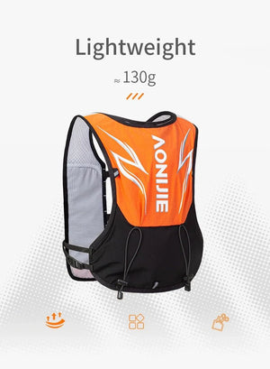 Le sac à dos d'hydratation Aonijie C9120 Gaminos pour enfants de 6 à 12 ans ne pèse que 130 g et est doté de bretelles réglables, d'empiècements en mesh et d'un texte blanc en orange et noir. Conçu pour le confort et le style, il est idéal pour les jeunes athlètes en déplacement.