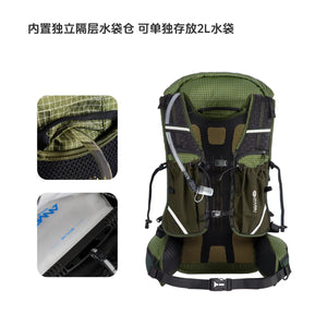 Le sac à dos ANMEILU - AML1066 ultraléger 30L, vert et noir, en polyester imperméable, comprend un système d'hydratation avec tuyau, compartiment intérieur pour poche à eau 2L et texte chinois en haut. Idéal trekking ou trail.