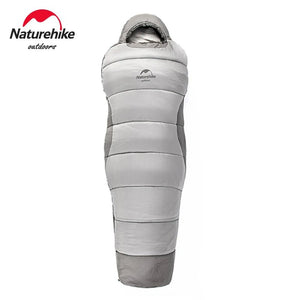 Le Naturehike « NH21MSD03 » est un sac de couchage de style momie gris et blanc, fabriqué en nylon durable et mettant en valeur le logo Naturehike.