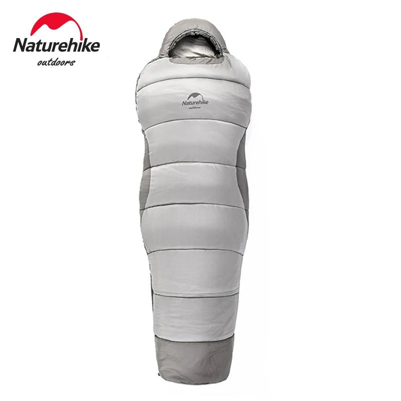Le Naturehike « NH21MSD03 » est un sac de couchage de style momie gris et blanc, fabriqué en nylon durable et mettant en valeur le logo Naturehike.