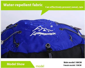 Un gros plan du sac de taille imperméable « Kendome - Artic Mountain » 10 L laisse apparaître des gouttes d'eau, mettant en valeur son imperméabilité. Cet accessoire unisexe est idéal pour repousser la transpiration et la pluie, tout en alliant style et durabilité.