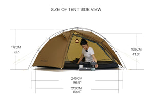 Une personne est assise à l'intérieur de la tente marron en forme de dôme « 3F UL GEAR - Taiji 1 », fabriquée en nylon Ripstop résistant avec des dimensions en cm et en pouces. Adaptée à tous les climats, cette tente de bivouac/bikepacking ultra-légère possède des doubles parois et repose sur un cadre robuste en alliage d'aluminium.