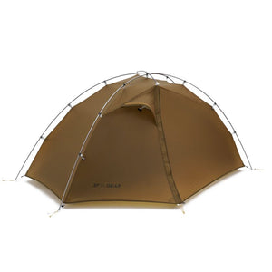 Une tente de camping marron en forme de dôme avec un volet d'entrée partiellement ouvert, fabriquée en nylon ripstop durable et soutenue par des poteaux en aluminium, est présentée sur un fond blanc. Il s'agit de la tente de bikepacking ultra-légère pour 1 personne « 3F UL GEAR - Taiji 1 » pesant 1,45 kg.