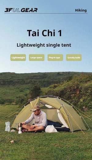 Un homme est assis près d'une tente verte dans une zone herbeuse avec des collines en arrière-plan. Le texte dit : « 3F UL GEAR Taiji 1, tente ultra-légère à double paroi pour 1 personne, nylon Ripstop, poteaux en aluminium, 1,45 kg.