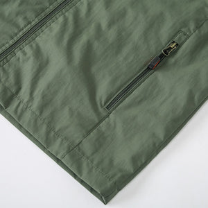 Tissu en coton vert avec une fermeture éclair.
Veste de randonnée légère à capuche pour homme "King Billion - JK8689" par King billion.