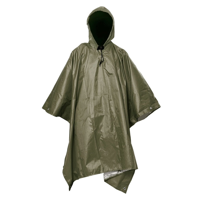 Un poncho d'extérieur Tomshoo vert sur fond blanc.