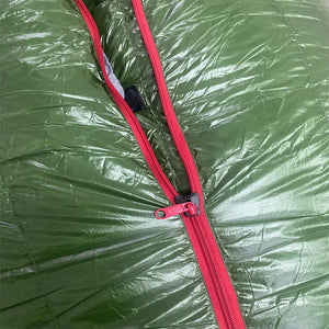 Un sac de couchage d'extérieur vert FLAME'S CREED avec fermetures éclair rouges, appelé "Sac de couchage ultraléger 90% couette de canard blanc -3°C confort 700FP (à partir de 1050g) "FLAME'S CREED – Green series".