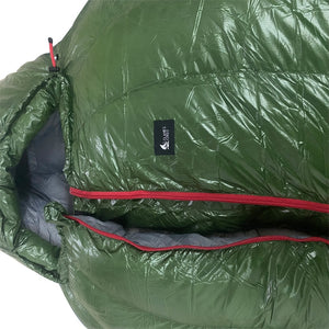 Un Sac de couchage ultraléger 90% couette de canard blanc -3°C confort 700FP (à partir de 1050g) "FLAME'S CREED – Série Green" pour les activités outdoor et rando sur fond blanc.