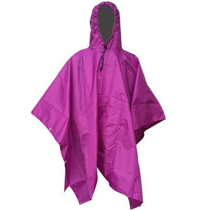 Un poncho Tomshoo violet pour les activités de plein air sur fond blanc.