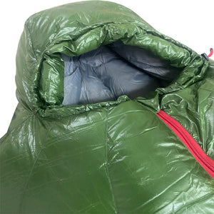 Un sac de couchage vert FLAME'S CREED pour les aventures en plein air sur fond blanc.