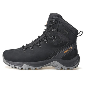 Les "HUMTTO - 230914A" sont des bottines d'alpinisme pour homme avec semelle grise, œillets métalliques, cuir véritable et logo "HUMTTO" orange, offrant une protection 100% imperméable pour la randonnée.