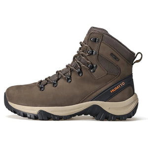 Les "HUMTTO - 230914A" sont des bottines d'alpinisme pour homme avec semelle grise, œillets métalliques, cuir véritable et logo "HUMTTO" orange, offrant une protection 100% imperméable pour la randonnée.