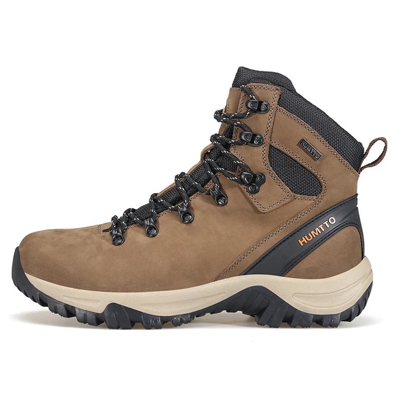 Les "HUMTTO - 230914A" sont des bottines d'alpinisme pour homme avec semelle grise, œillets métalliques, cuir véritable et logo "HUMTTO" orange, offrant une protection 100% imperméable pour la randonnée.