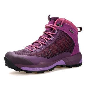 La chaussure de randonnée pour femmes Humtto "HUMTTO - HT-230078B" présente une tige en maille violette et rose, des lacets, un support pour la cheville, une semelle texturée et une protection contre les éclaboussures, le tout sur fond blanc.