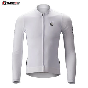 Le maillot de cyclisme unisexe à manches longues blanc DAREVIE "DVJ187" est doté d'une protection UV-SPF30+/SPF50+, d'une fermeture éclair sur le devant, de logos discrets, d'un tissu respirant et de manches en maille 3D pour plus de confort. Montré sur un fond uni.