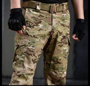Le pantalon tactique IDOGEAR "IG-PA3204" pour missions et airsoft offre un design camouflage avec poches accordéon pour plus de rangement.