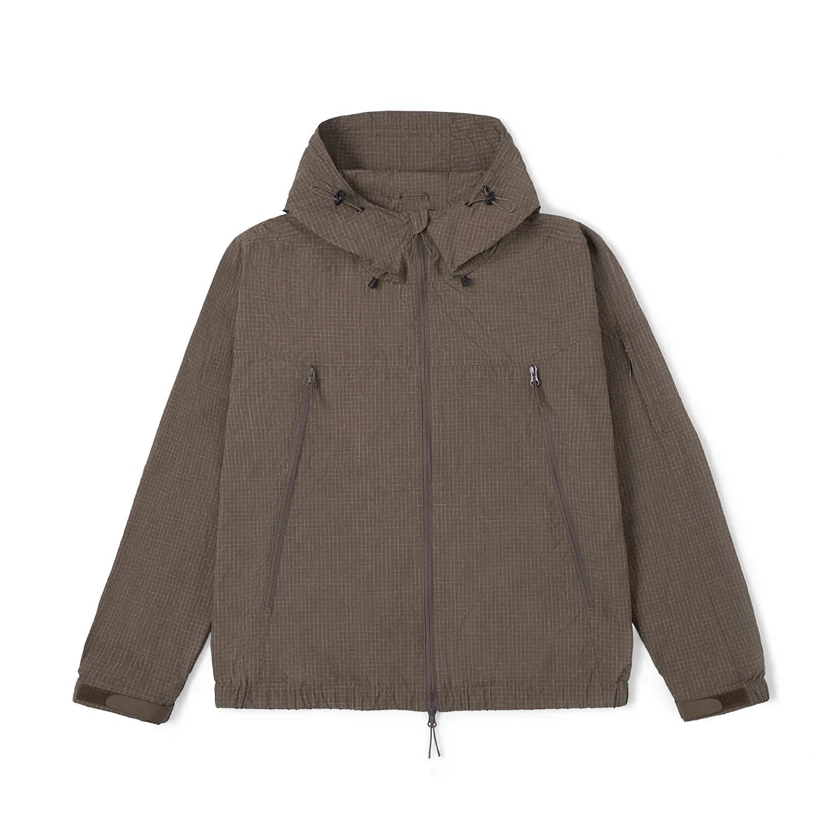 Une veste de randonnée coupe-vent pour homme Simwood « SIMWOOD - SM130288 » de couleur marron, dotée d'une fermeture éclair sur le devant, de deux poches latérales zippées, de poignets réglables et d'un matériau résistant à l'eau, est présentée sur un fond blanc.
